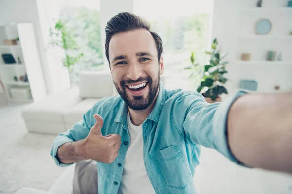 Descuidado despreocupado alegre positivo morena pelo hombre stand en lig — Foto de Stock