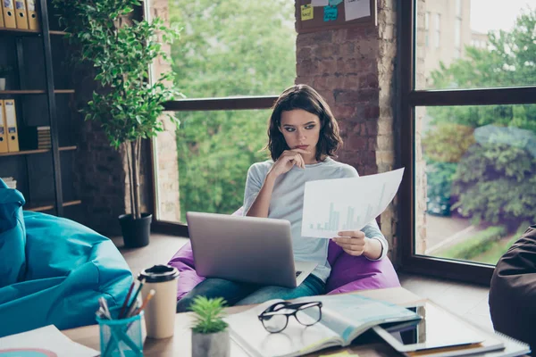 Porträt der attraktiven intelligenten intelligenten Dame Wea — Stockfoto