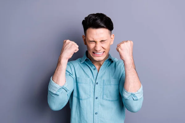 Retrato de enojado preocupado bien cuidado atractivo guapo hombre i — Foto de Stock