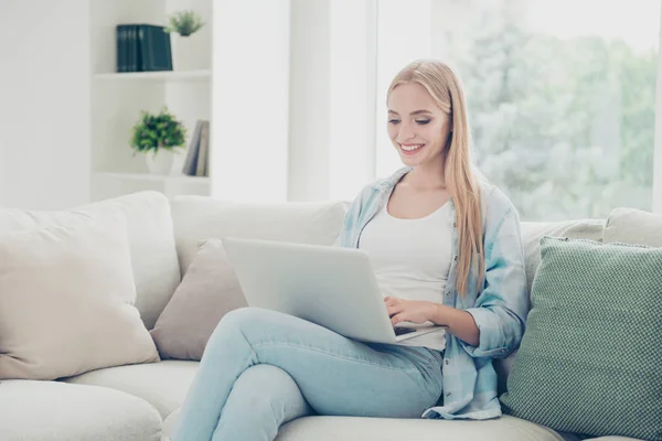 Trabajador freelancer trabajo resto relax chill fin de semana vacaciones con — Foto de Stock