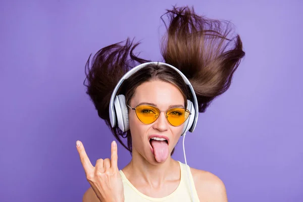 Heavy metal hårdrock meloman dam i glasögon casual cool sty — Stockfoto