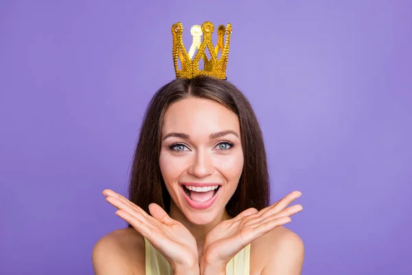 Crown сток. Stock royalty. Stock royalty. Девушка надевает корону. Корона с лаврами.