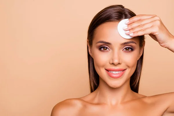 Emocionado morena cabello señora uso micelar agua y círculo blanco p — Foto de Stock