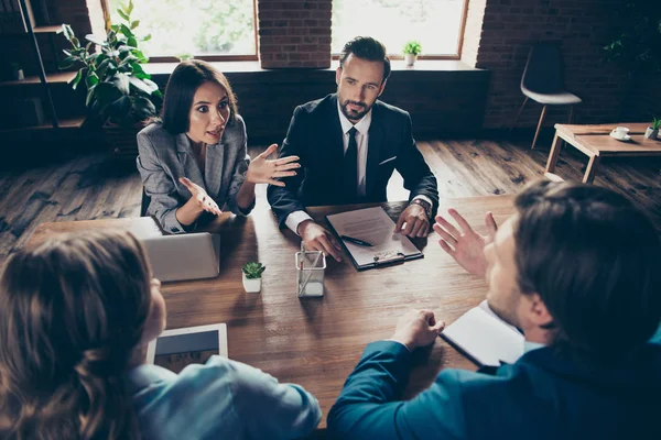 Cuatro elegantes tiburones de negocios enfocados elegante professio ejecutivo — Foto de Stock