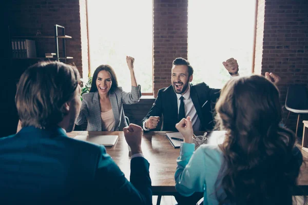 Vier stijlvolle elegante stijlvolle chique vrolijke vrolijke business haaien — Stockfoto