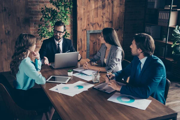 Porträt von vier stilvoll eleganten, eleganten, selbstbewussten Professoren — Stockfoto