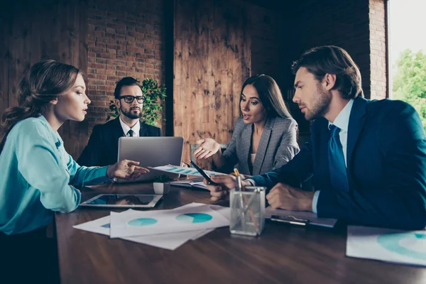 Profilside-bilde av fire stilige elegant, stilig, selvsikker fokus – stockfoto