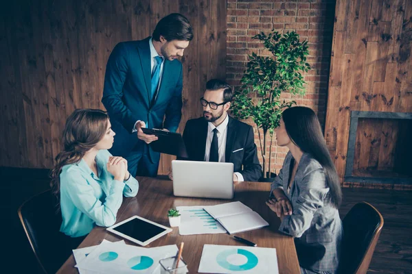 Porträt von vier stilvollen eleganten fokussierten professionellen exp — Stockfoto