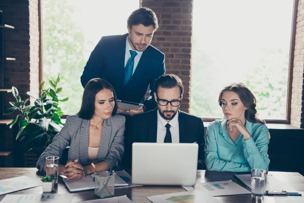 Portrett Fire Elegante Elegante Klassefokuserte Smarte Mennesker Som Forbereder Oppstartsdata – stockfoto