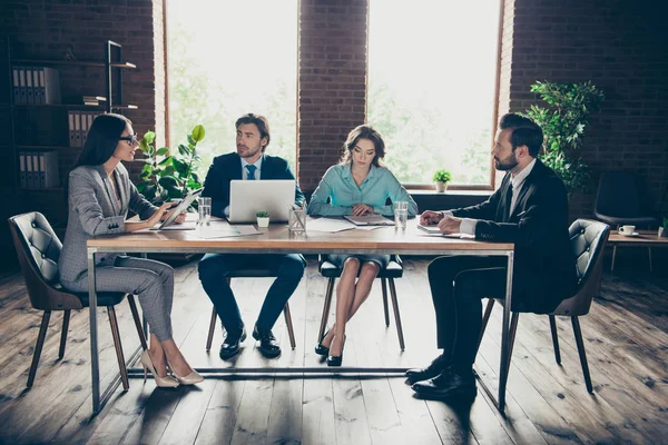 Grupp av lugna professionell bankir mäklare ekonom anställd empl — Stockfoto