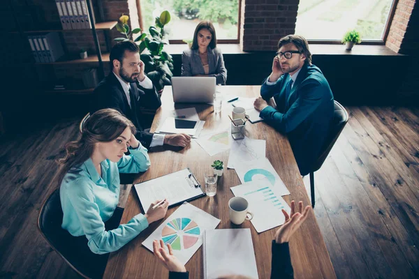 Alto ángulo por encima de la vista superior pequeño grupo de colaboración — Foto de Stock