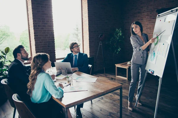 Smart framgång säker koncentrerad fancy eleganta trendiga snyg — Stockfoto