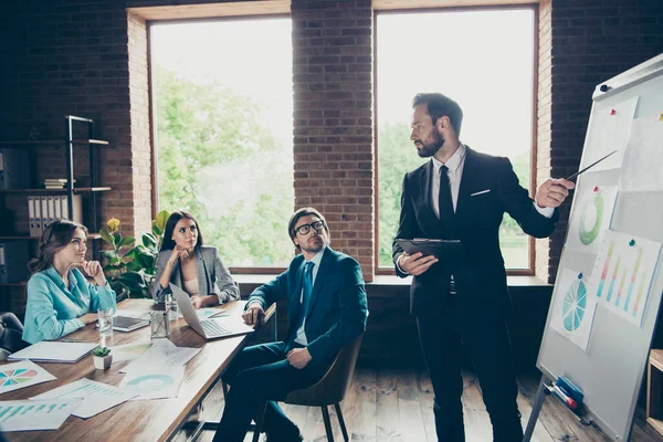 Diretor executivo stand em desgaste formal em desenvolvimento — Fotografia de Stock