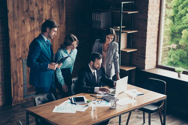 Hochwinkel von oben Ansicht der trendigen Stil stilvolle Finanzier Analyst ma — Stockfoto