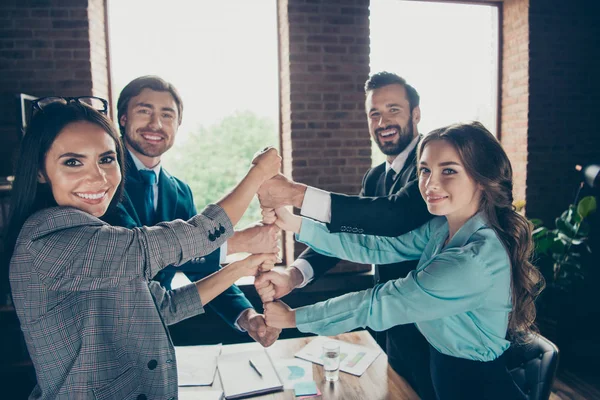 Vier Personen Seminar Zetten Vuisten Elkaar Handen Stand Elegante Formele — Stockfoto