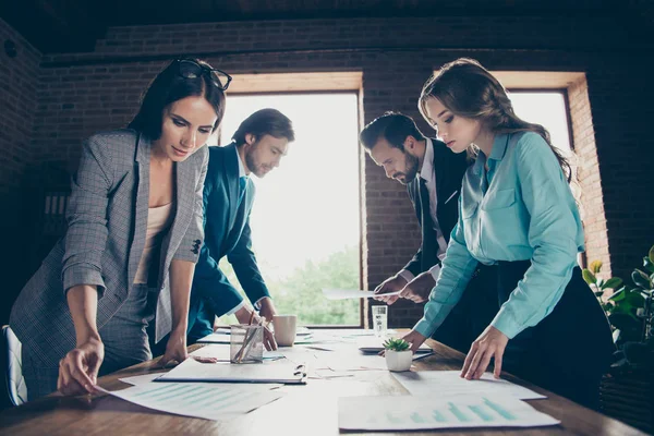 Lage hoek bovenaanzicht succes vertrouwen geconcentreerd gericht inspan — Stockfoto