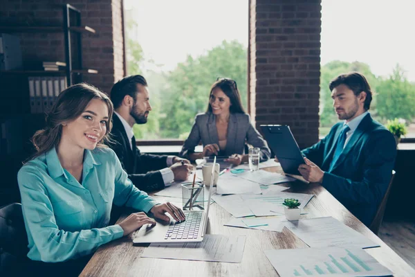 Intelligent Smart lady titt på kameran sitta nära framgång beslut — Stockfoto