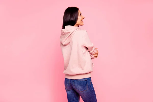 Belakang melihat manis manis manis menarik cukup bagus-cari ceria ceria gadis latin di celana jeans sweater terisolasi atas latar belakang merah muda pastel — Stok Foto