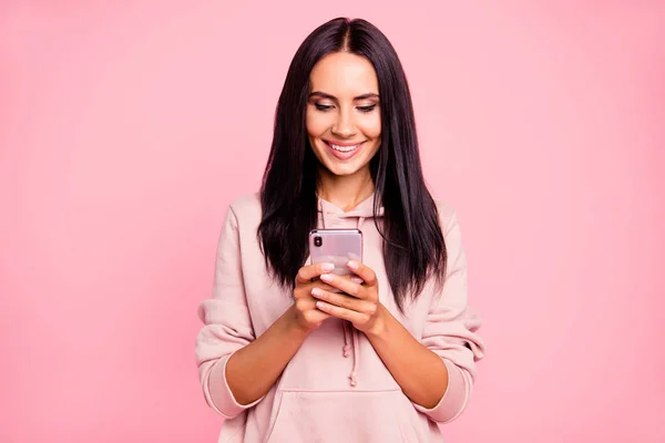 Blij positieve grijnzende vrolijke charmante dame met haar brunet ha — Stockfoto