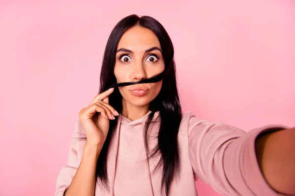 Social Influencer Dame mit ihren brünetten Haaren fotografiert sie auf ce — Stockfoto