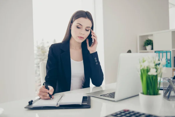 Porträt einer schönen attraktiven, ruhigen, selbstbewussten Dame — Stockfoto