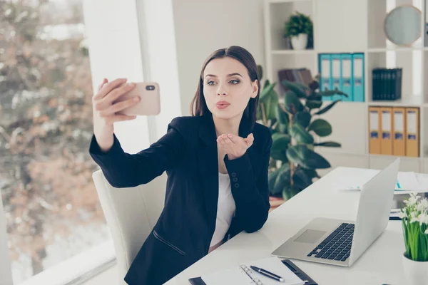 Portret van mooie mooie mooie vrolijke positieve flirterige l — Stockfoto