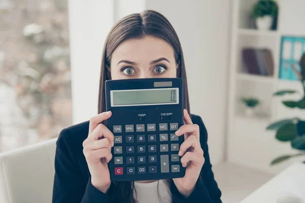 Nahaufnahme Porträt der attraktiven schönen Bankerin Broker Dame mit Witz — Stockfoto