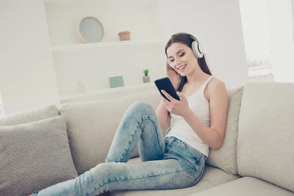 Foto av glad positiv grinande glada charmig vänlig dam — Stockfoto