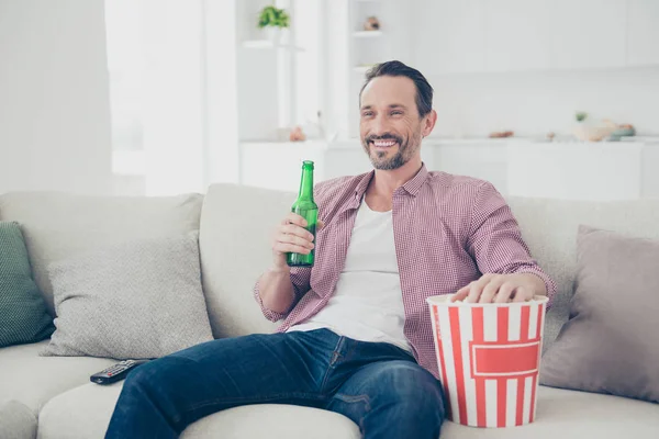 Guapo atractivo hombre de buen uso sentarse en vaqueros y mejilla — Foto de Stock