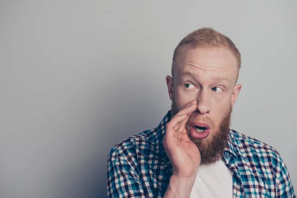 Aantrekkelijke leuke mooie charmante man kijken opzij houden hand in de buurt van op — Stockfoto