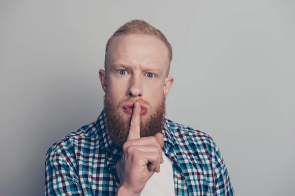 Close-up van portret van aantrekkelijke rustige positieve vriendelijke man look — Stockfoto