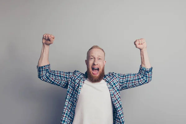 Vrije levensstijl onzorgvuldig zorgeloze man staan geïsoleerd op licht — Stockfoto