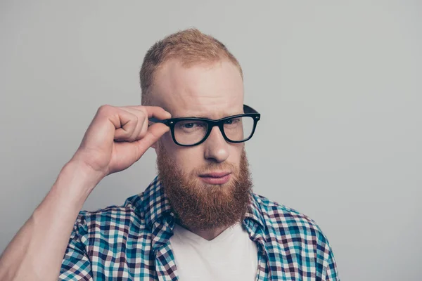 Nahaufnahme Porträt eines selbstbewussten Mannes Blick auf Kameraständer isoliert — Stockfoto