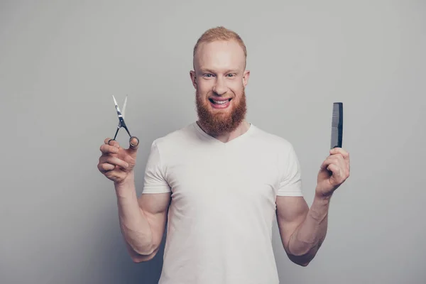 Atraente bonito homem no branco casual camisa stand isolado no — Fotografia de Stock