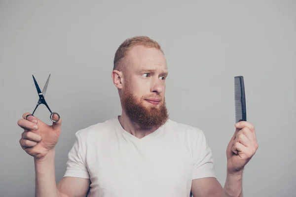 Retrato de homem atraente frustrado confuso em estilo elegante — Fotografia de Stock