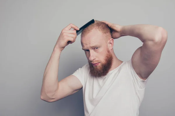 Portret van mooi uitziende man stand geïsoleerd op lichte grijze muur c — Stockfoto