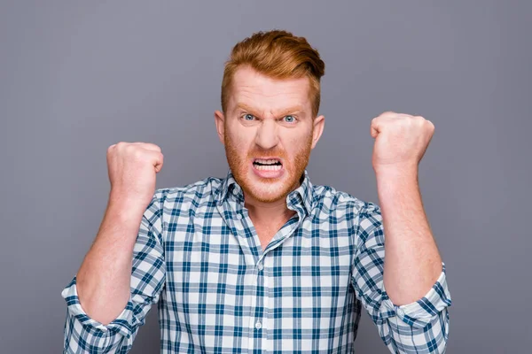 Primer plano retrato de nervioso loco guapo atractivo hombre de moda — Foto de Stock