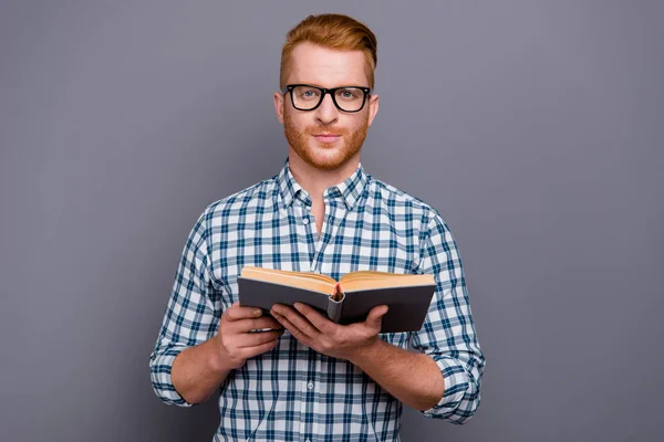 Porträtt av trevlig säker innehåll stiliga attraktiva man weari — Stockfoto