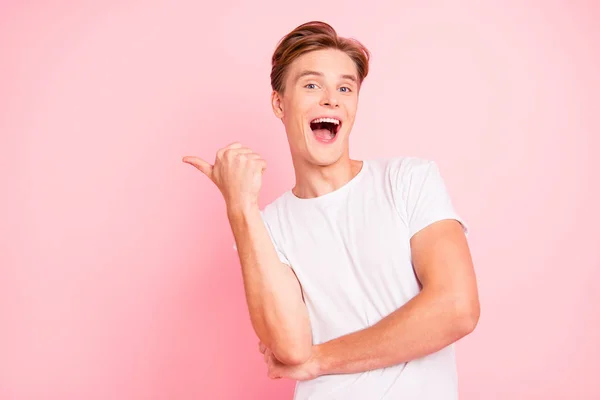 Porträt eines Mannes mit brünetten Haaren im lässigen, trendigen weißen T-Shirt isola — Stockfoto