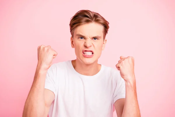 Close-up portret voor hij aantrekkelijk boos wilde golvende-haired guy in — Stockfoto