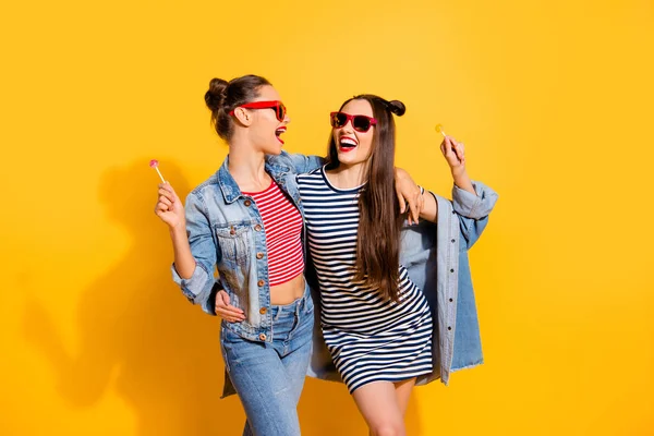 Foto di due bruna signora capelli guardano l'un l'altro stand isolato o — Foto Stock