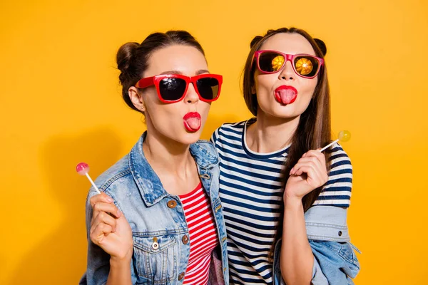 Retrato de cerca de dos bonitas gafas de señora bien vestidas —  Fotos de Stock