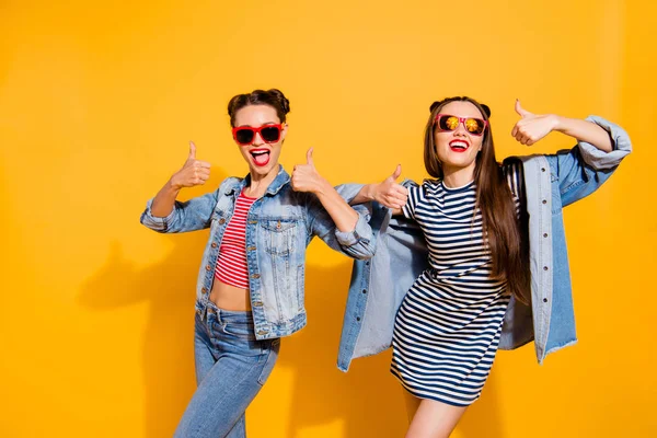 Nahaufnahme Foto von zwei brünetten Haaren Dame Brille Brille stan — Stockfoto