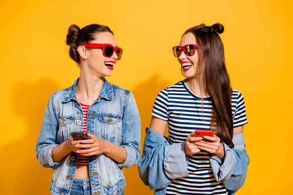 Zwei brünette Haare Dame mit Brille Brille Street Style Stylis — Stockfoto