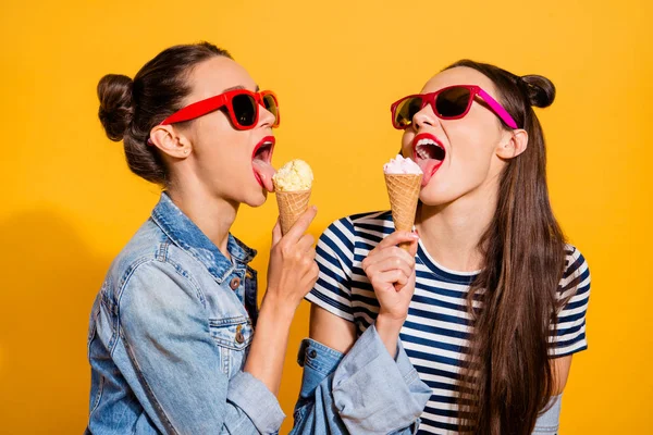 Twee schattige prachtig mooi schattig knap mooi uitziende brunet — Stockfoto