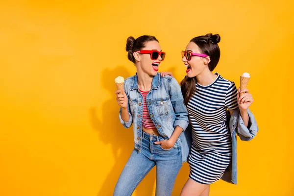 Photo de deux brunes dame aux lunettes lunettes isolées o — Photo