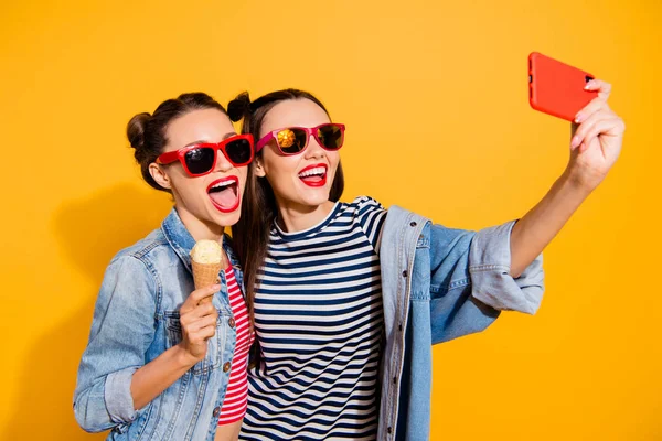 Zwei freudig positive Freizeitgestaltung verträumt sorglos lov — Stockfoto