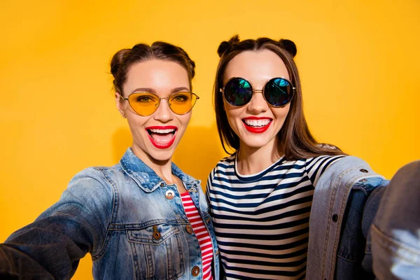 Mooie aantrekkelijke prachtig mooi schattig funky grappige brunette — Stockfoto