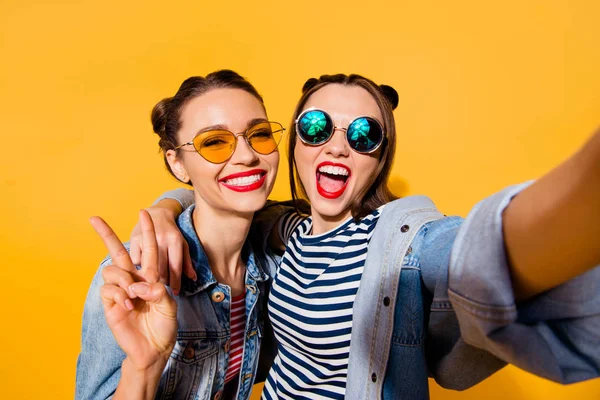 Дві щасливі позитивно хтиві леді стоять в окулярах окуляри окуляри вулиці — стокове фото
