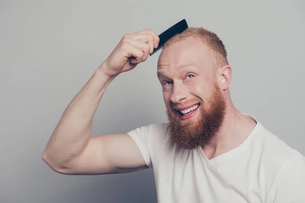 Bonito feliz homem positivo em branco casual camisa pentear cabelo isolat — Fotografia de Stock